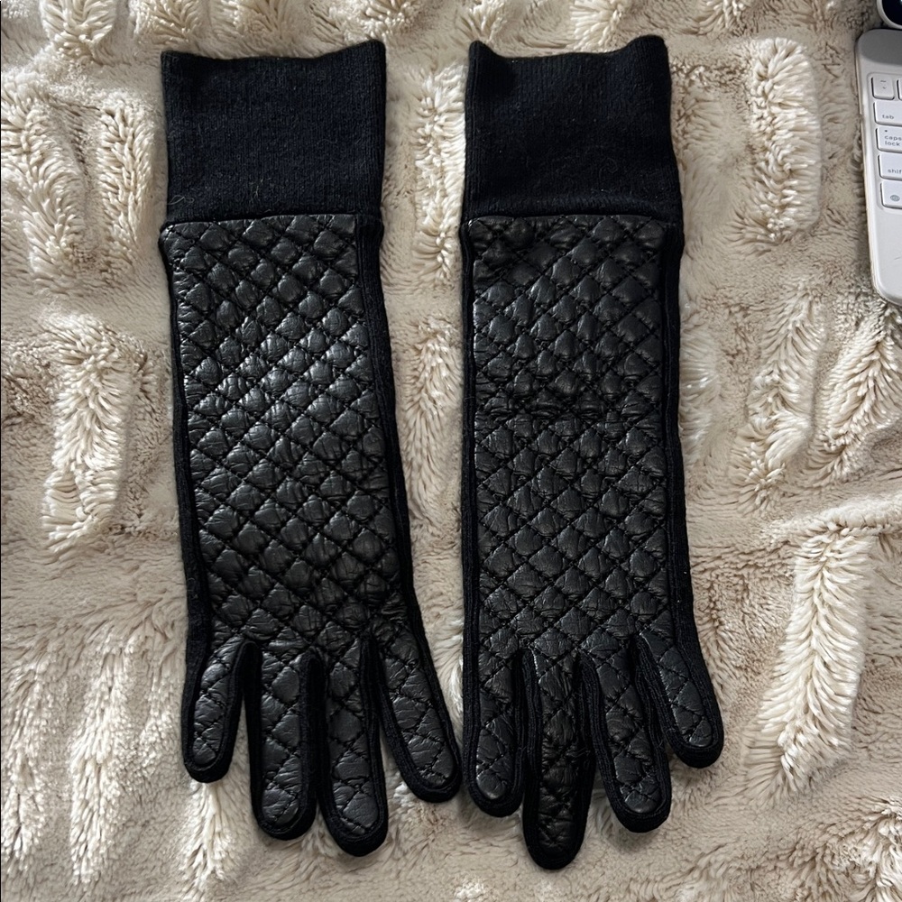Club Monaco Black Quilted Gloves